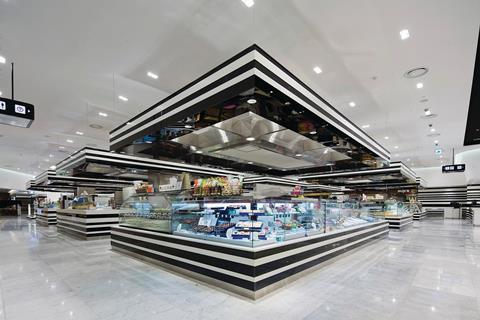 Hyundai in Korea sacrifices a measure of efficiency to create a better looking store